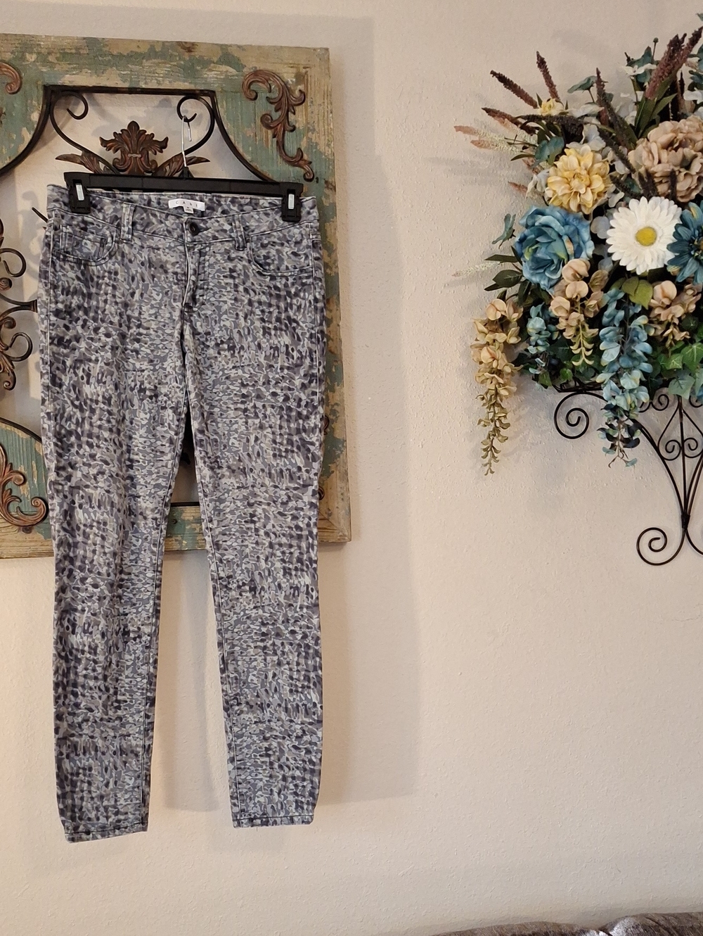 🔥🔥CLEARANCE🔥🔥 CAbi Skinny Jeans in Blue and White Abstract. Size 4